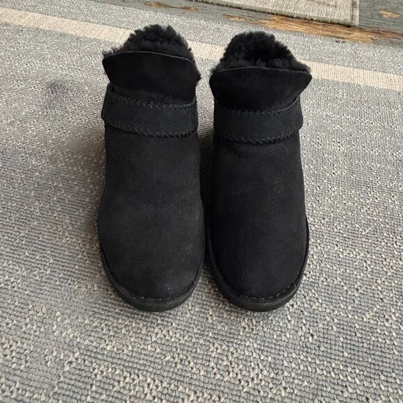 UGG MCKAY BOOTIES BLACK  SUEDE LEATHER SHEEPSKIN STYLE 1012358 WOMEN SIZE 10 10 - Picture 5 of 12